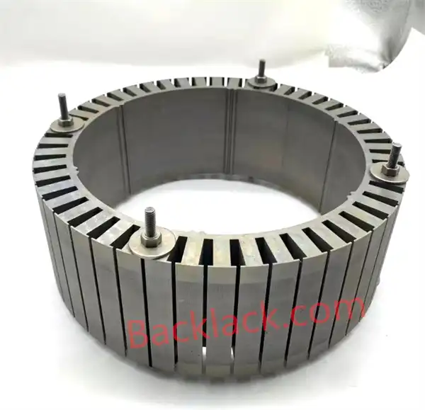 Egyedi önkötő állórész-laminálások nagy sebességű, megújuló energiát használó motorokhoz