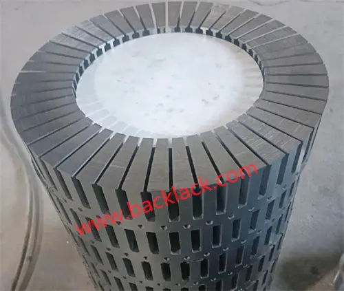 Egyedi ferde rés állórész laminálások az indukciós motorok fogasodó nyomatékának csökkentésére