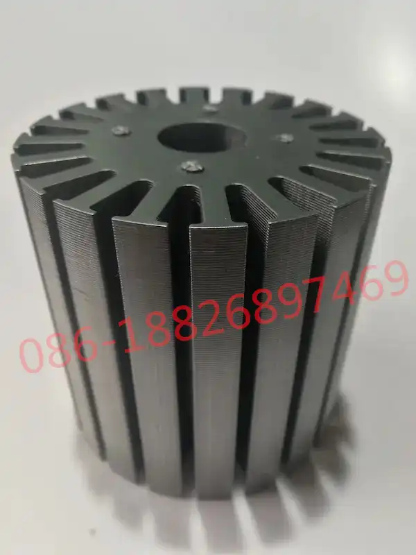 Zkoumání účinnosti motoru, jak se vrství stator a rotor