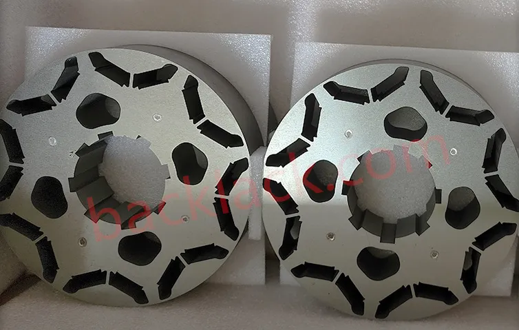 Распределение плотности магнитного потока при заклинивании и люфте сердечников двигателей