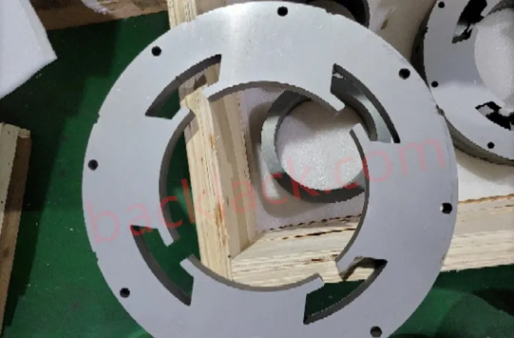 تأثير تحسين تصميم فتحة الجزء الثابت على كفاءة توزيع التدفق المغناطيسي